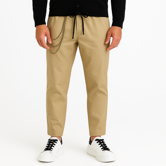 Pantalon beige avec chaine décorative